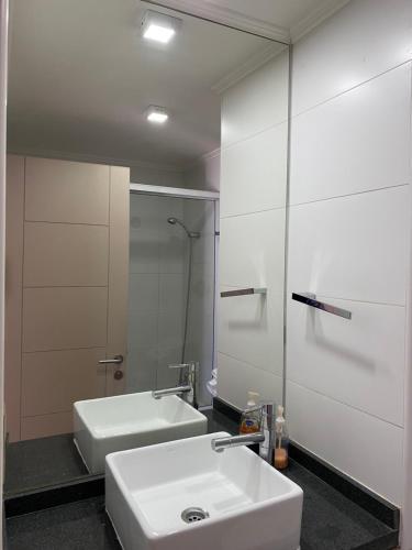MaipoDepartamento centro Buin的浴室设有白色水槽和镜子