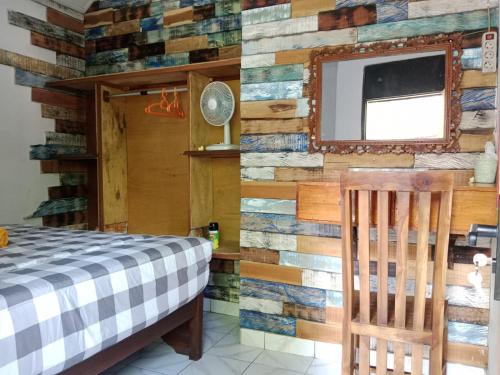 BebandemWikan House的一间卧室,墙上由再生木制成