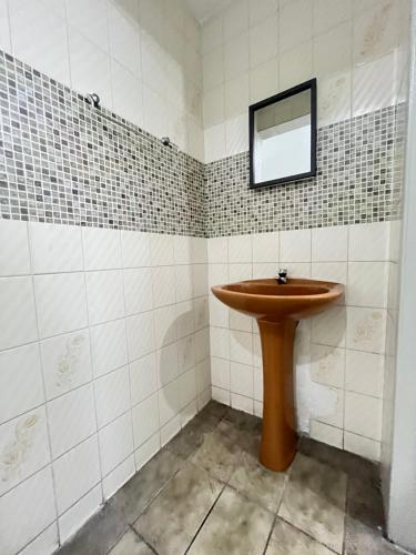 累西腓Malakoff Residence的一间带木制水槽和镜子的浴室