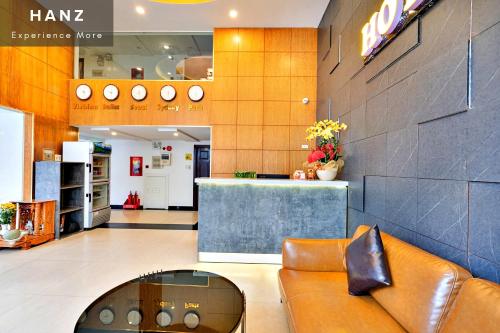 胡志明市HANZ King Airport Hotel的一个带沙发和柜台的商店的大堂