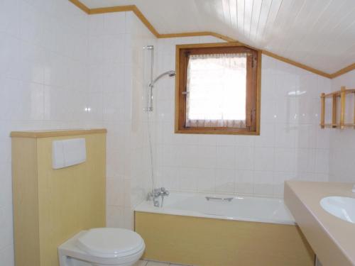 莱热Appartement Les Gets, 3 pièces, 5 personnes - FR-1-671-229的浴室配有卫生间、浴缸和水槽。
