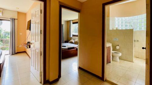 帕干岛Sojourn 6 bedroom villa near Full Moon Beach的客房设有带卫生间的浴室和卧室。