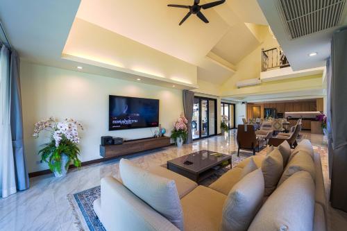 华欣Luxury 5 Bedroom Villa Close to Beach SRS的带沙发和电视的大型客厅