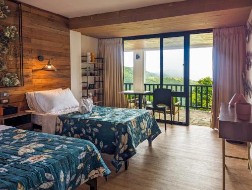 波尔多·格尼拉Ponderosa Golf and Country Club的酒店客房设有两张床和一个阳台。