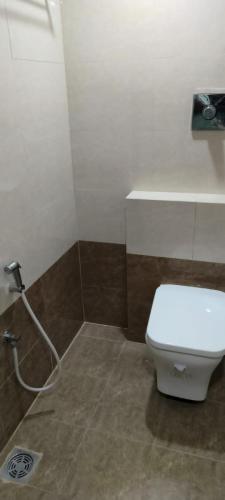 维杰亚瓦达CORAL STAYS INN的浴室配有白色卫生间和盥洗盆。