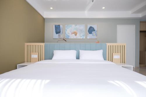 大山脚Zenstay Sdn Bhd的一间卧室配有一张带两个白色枕头的大床