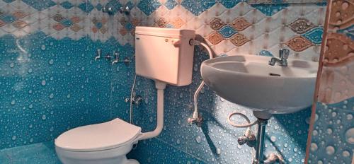 卡兰古特CASA SOMANJO INN的一间带卫生间和水槽的浴室