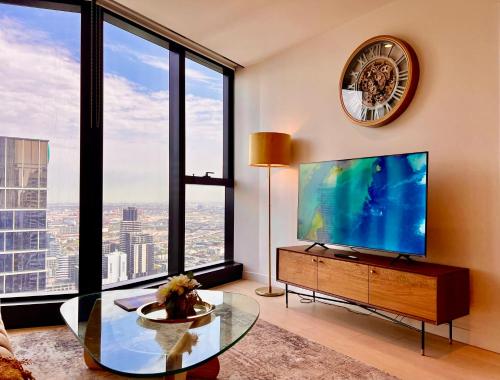 墨尔本High rise top view 2bed2bath的客厅设有大电视和大窗户