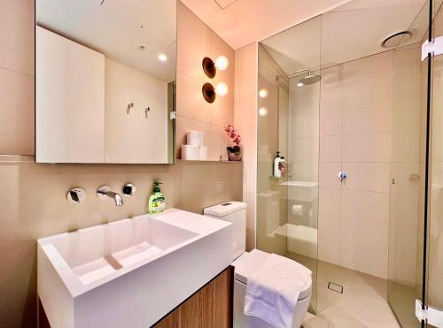 墨尔本High rise top view 2bed2bath的浴室配有白色水槽和淋浴。