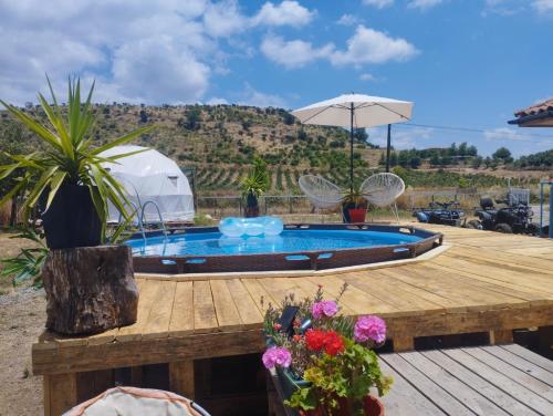 圣克鲁兹El Refugio de Santa Cruz的甲板上带桌子和鲜花的游泳池