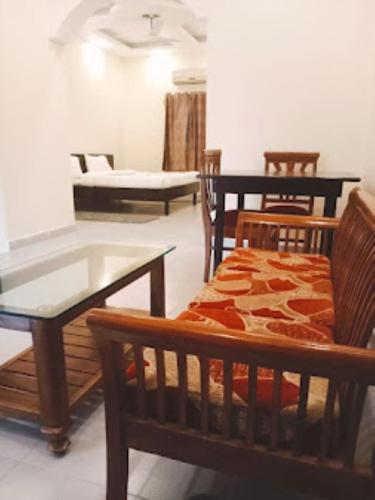 瓦拉纳西Vedic Villa,Varanasi的一间带椅子、桌子和沙发的房间