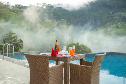 康提Skyloft Kandy by Aaradhya的池畔桌子和饮料
