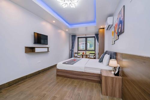 吉婆岛Bao Phuc Hotel的卧室配有一张床,墙上配有电视。