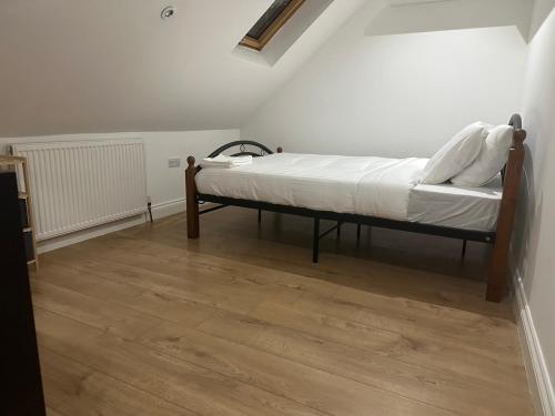 伦敦Tran UK Homestay的木地板客房的一张床位