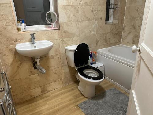 伦敦Tran UK Homestay的一间带卫生间和水槽的浴室