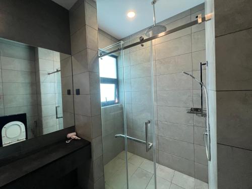 吉隆坡Opus Residences Warisan PNB 118 View的带淋浴的浴室和玻璃门