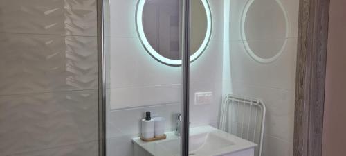 耶莱尼亚古拉Kolorowe Cieplice - Apartamenty z widokiem na Karkonosze的带淋浴、水槽和镜子的浴室