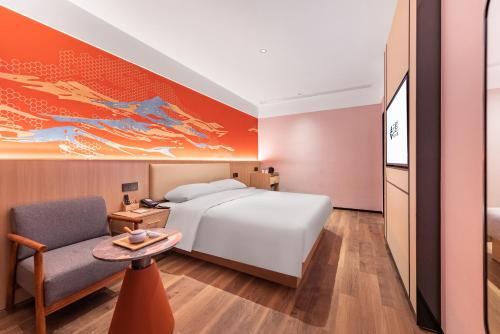 北京北京雍和宫簋街四合院云居酒店的配有一张床和一把椅子的酒店客房