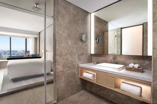 南京南京金轮万怡酒店的一间带水槽和镜子的浴室