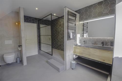 勒邦翁Vacance au Bonhomme的带淋浴、盥洗盆和卫生间的浴室