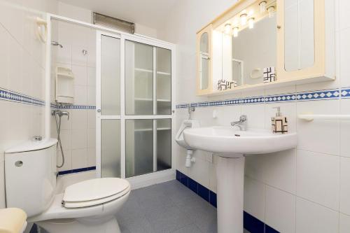 BonanzaDulce Carmen的白色的浴室设有卫生间和水槽。