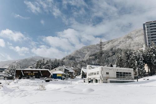 关市HOTEL JUSTICE Ski IN-Ski OUT的山地下雪的小镇