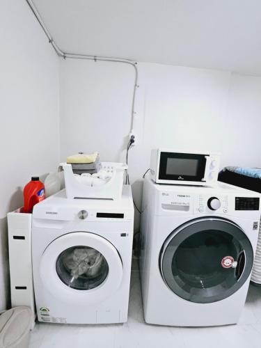 首尔K Highstel的客房内的洗衣机和洗衣机