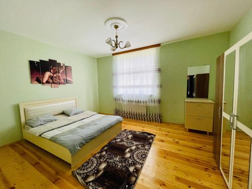 伊斯梅尔雷AkbA-Frame2的一间卧室设有绿色的墙壁、一张床和窗户