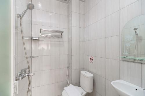 日惹Urbanview keTemon Hotel & Resto YIA by RedDoorz的白色的浴室设有卫生间和水槽。