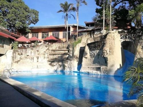CandelariaCasa Patricia Hotel & Resort的度假村内的一个蓝色海水游泳池