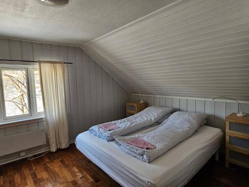 斯屈勒斯塔穆At The Lakeside II的一间带床的卧室,位于带窗户的房间内
