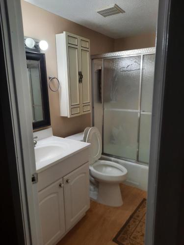 布雷登顿4080 Lake Bayshore Drive的一间带水槽、卫生间和淋浴的浴室
