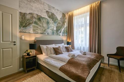 索普隆Villa Botaniq的一间卧室配有一张壁画床