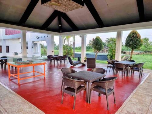 Iba2B Tiny Home in Iba Zambales的红色楼层的客房配有桌椅