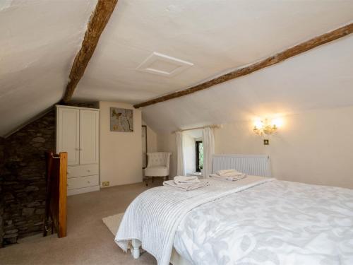Preston1 Bed in Weymouth DC078的阁楼卧室配有白色床