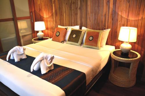 湄南海滩罗望子旅舍的酒店客房,配有两张带毛巾的床