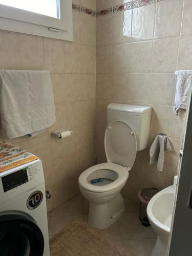 夸尔托因菲里奥雷Rampulla的一间带卫生间和水槽的小浴室