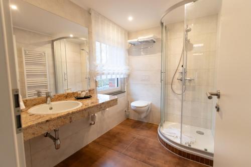 齐根哈根戈斯旅馆的一间带水槽、淋浴和卫生间的浴室