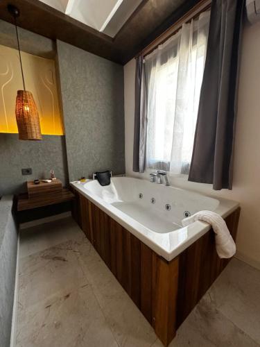 博德鲁姆RÜYA BOHEME HOTEL BODRUM的一间带大浴缸和窗户的浴室