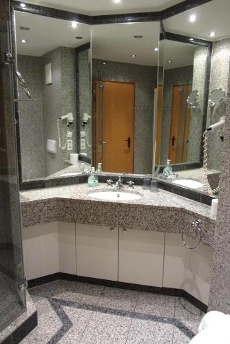 宾茨奥茨巴德宾兹 - 度恩11号89号公寓的一间带水槽和大镜子的浴室