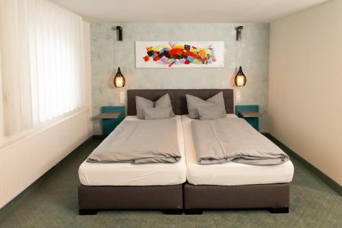 齐根哈根戈斯旅馆的一间卧室配有一张大床和两个枕头