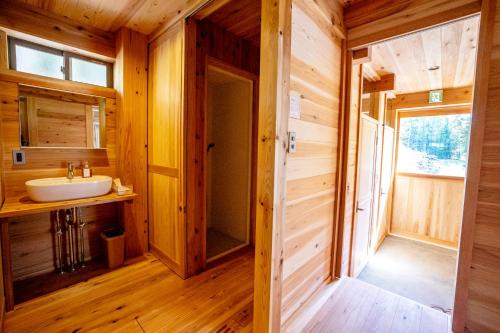 青根Ecommodation 百のやど的木屋内带水槽的浴室