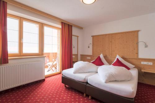 圣安东阿尔贝格巴切霍夫酒店的一间卧室配有一张带两个枕头的床