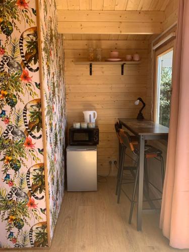 惠茨特布尔Bijou Bunker的一个小房子里带桌子的小厨房