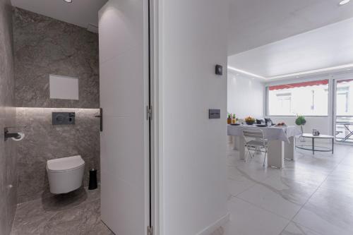 戛纳L'unique Maubourg - Next Hotel Martinez - Terrasse的白色的浴室设有卫生间和用餐室。
