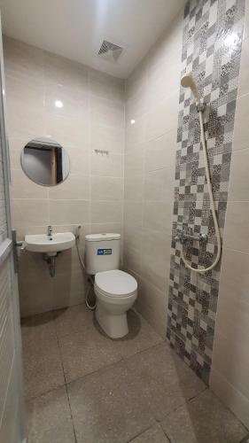 三宝垄Check Inn Permata Hijau的一间带卫生间和水槽的浴室