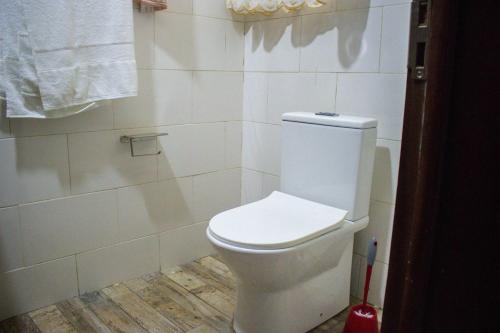 MadinaFully Furnished 2-Bedroom in East Legon的一间位于客房内的白色卫生间的浴室