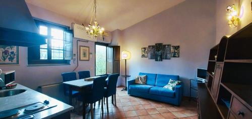 巴尼奥阿里波利西维特乡村度假酒店的客厅配有桌子和蓝色沙发