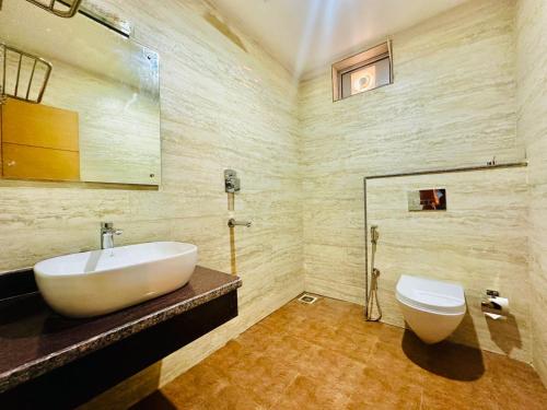 拜拉哈瓦Hotel Ultra International的浴室配有白色水槽和卫生间。