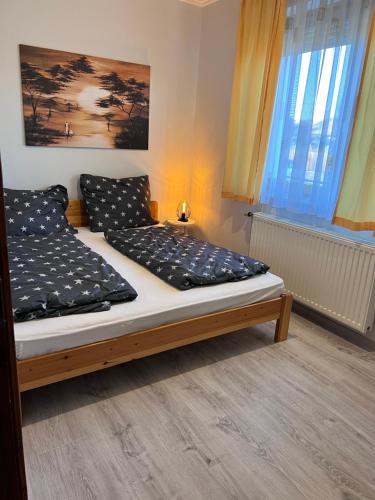 加尔多尼Villa Relax Vendégház的一张位于房间的床,上面有两个枕头